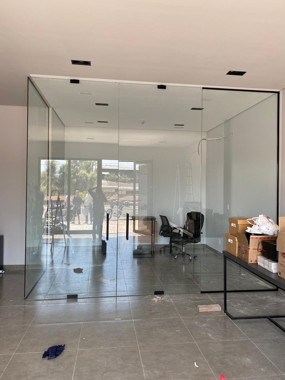 Fechamento em vidro temperado e porta de acesso instalados pela Masocon em obra comercial